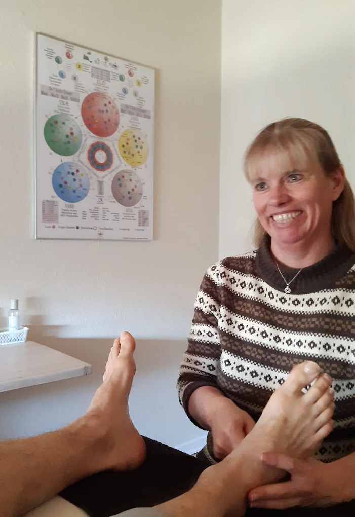 Anita Guldnerg som giver behandling Anita Guldberg som giver en zoneterapi behanling
