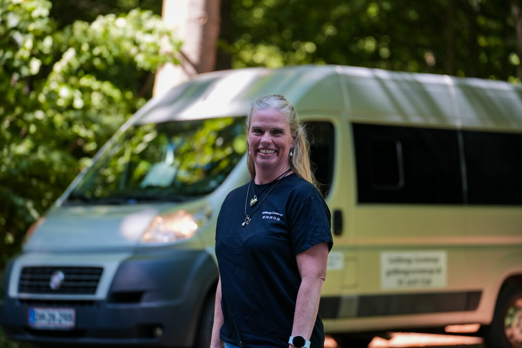 Zoneterapeut, Anita Guldberg som står foran sin bil